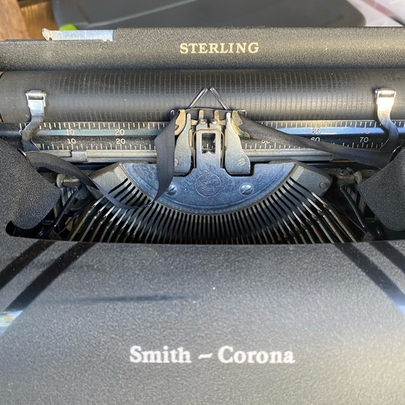 Smith-Corona Sterling Black Typewriter in Original Hard Case - Picture 2 of 8